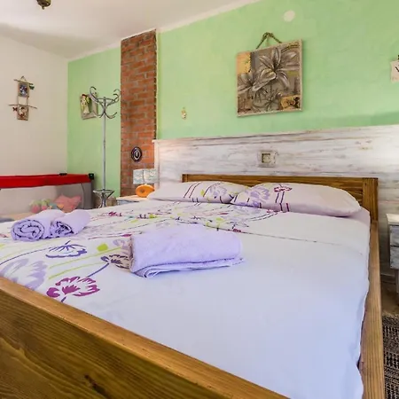 Holiday home Mit Privatpool Fuer 6 Personen Ca 140 Qm In Svetvincenat, Istrien Binnenland Von Istrien
