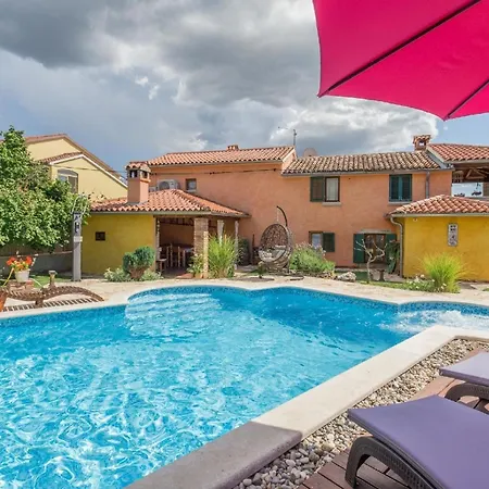 Mit Privatpool Fuer 6 Personen Ca 140 Qm In Svetvincenat, Istrien Binnenland Von Istrien