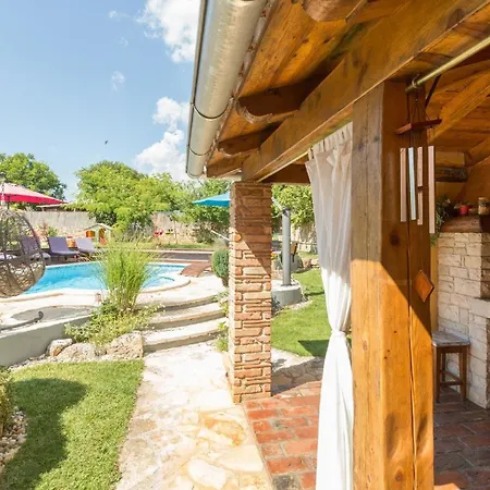 Mit Privatpool Fuer 6 Personen Ca 140 Qm In Svetvincenat, Istrien Binnenland Von Istrien * Pula
